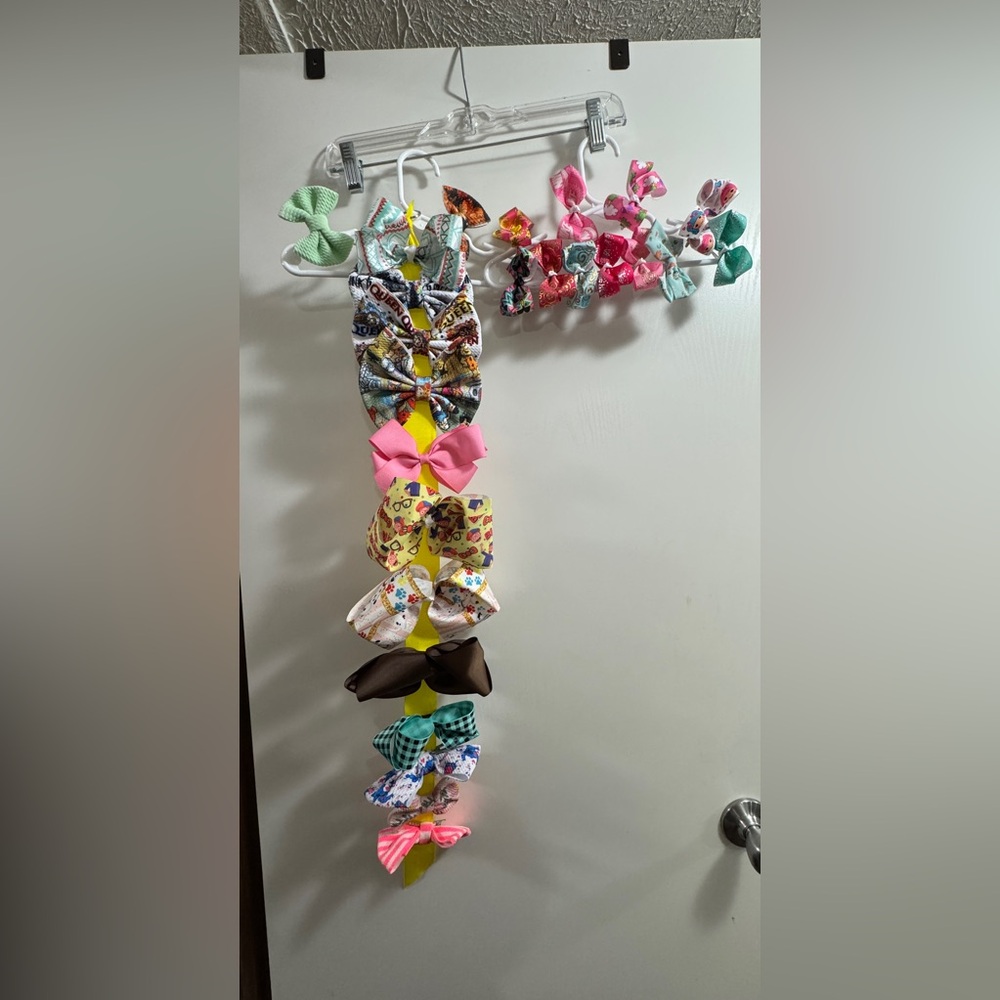 Lot of 25 Bows